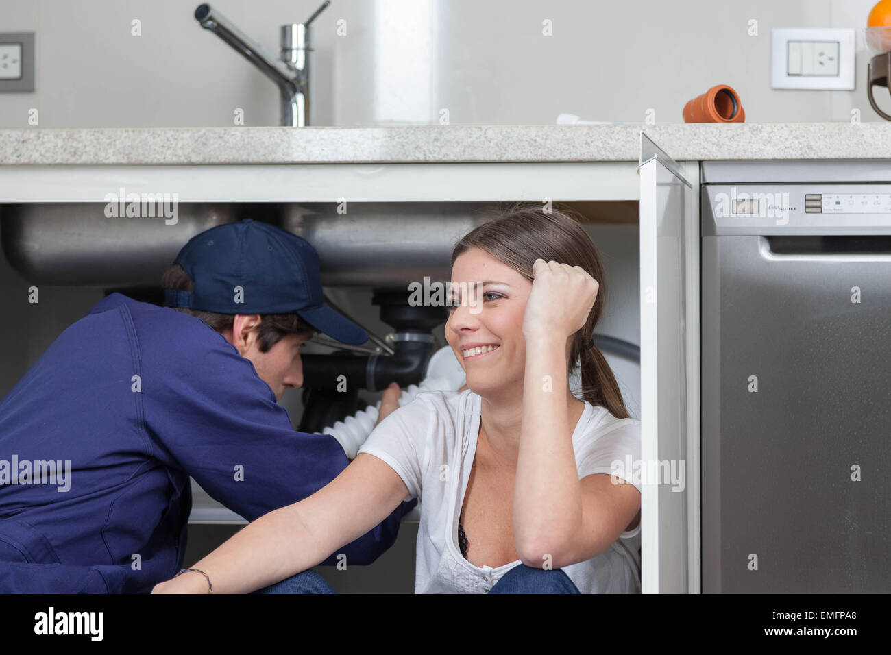 Девушка и сантехника. Девушка чинит кран. Женщина сантехник. Мама вызвала сантехника. Девушки сантехники.