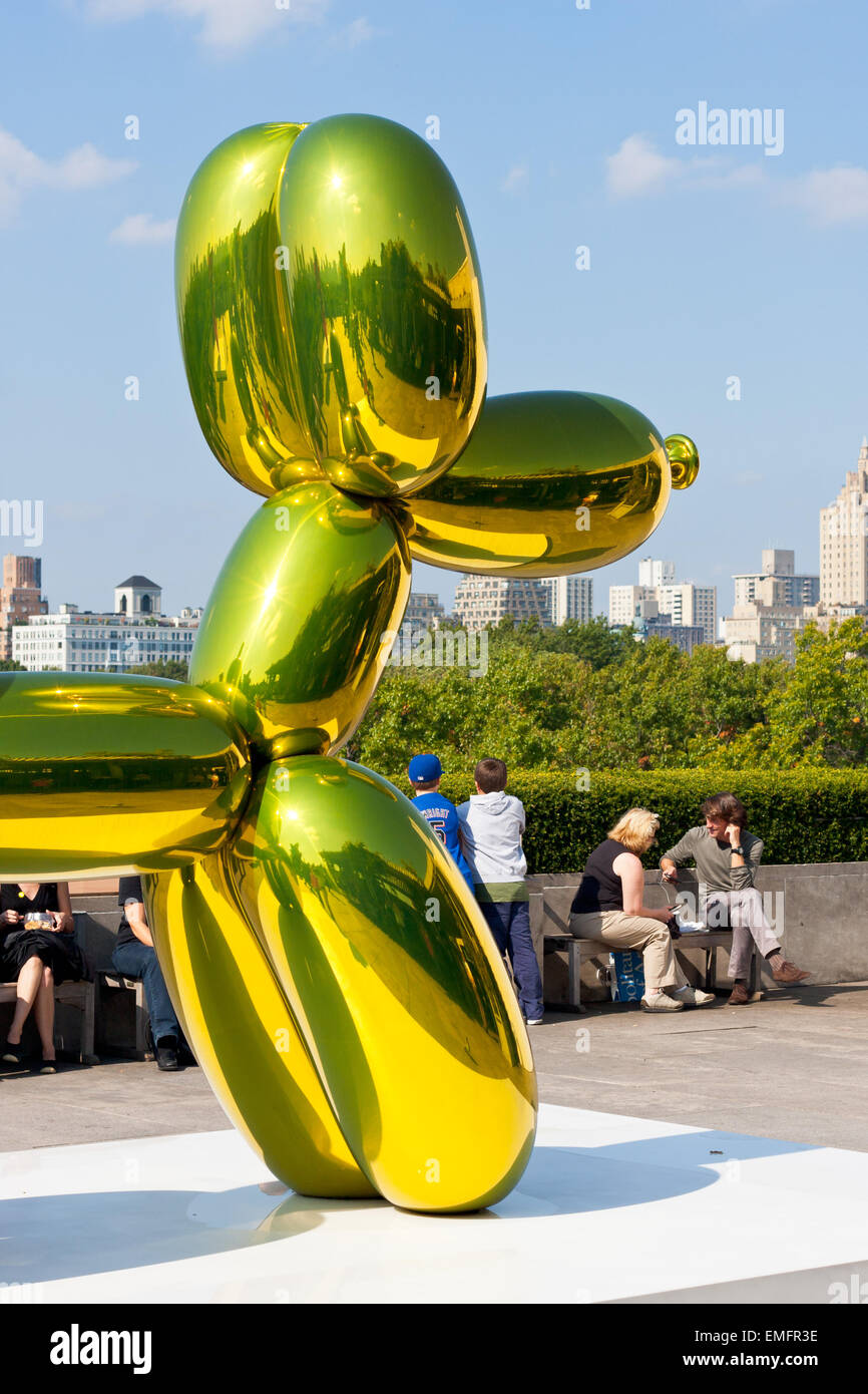balloon dog at Jeff Koons on the Roof of Metropolitan Museum of Art in New  York City in October 2008 Stock Photo - Alamy