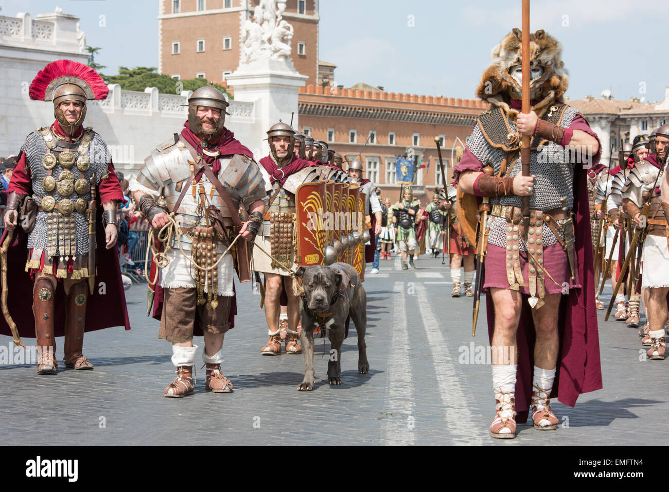 Rome, Italy. 19th Apr, 2015. The parade, with groups of historical re-enactment from Italy and Europe, leaving from the Circus Maximus to Via dei Fori Imperiali. © Davide Fracassi/Pacific Press/Alamy Live News Stock Photo