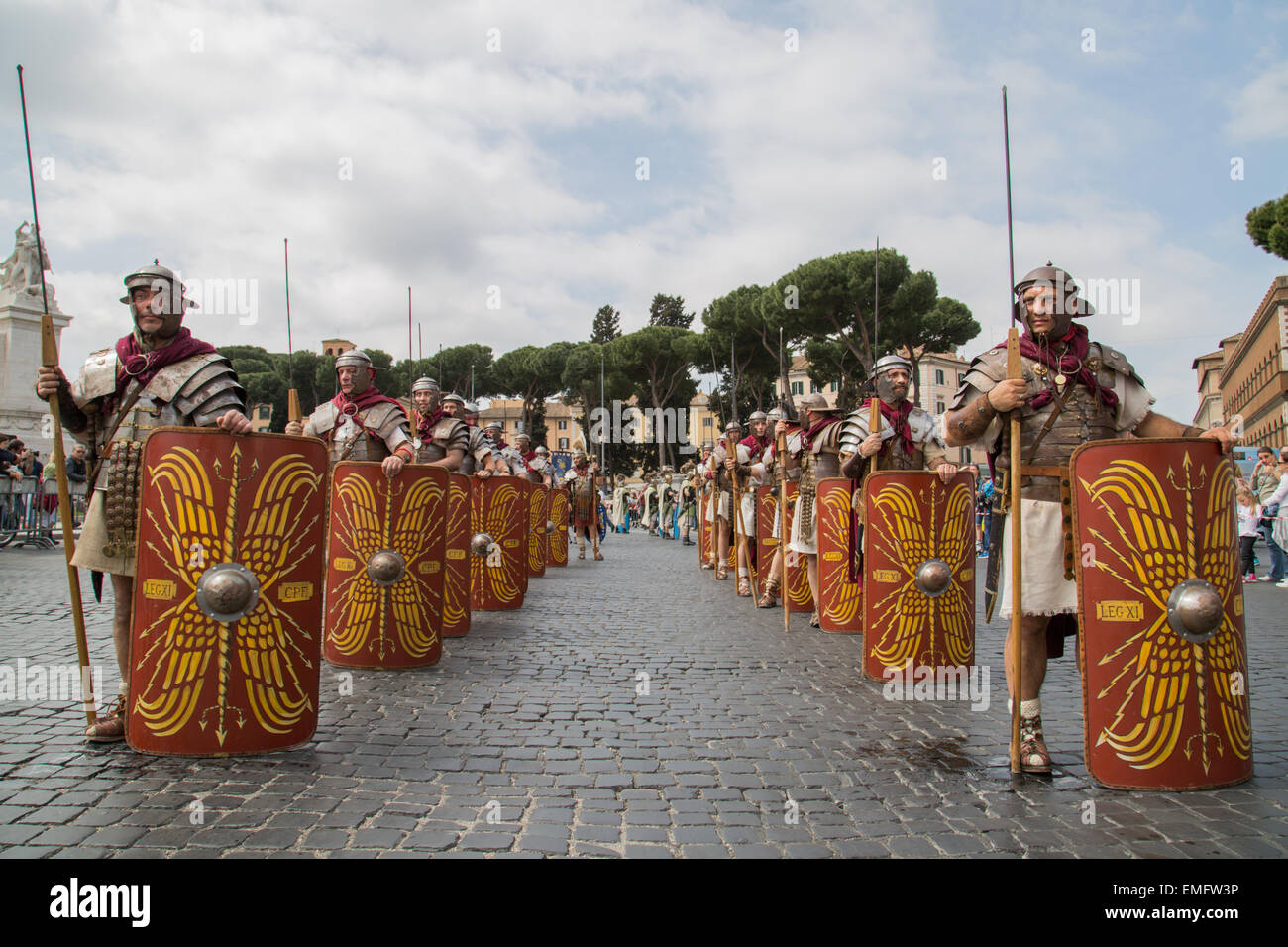 Rome, Italy. 19th Apr, 2015. The parade, with groups of historical re-enactment from Italy and Europe, leaving from the Circus Maximus to Via dei Fori Imperiali. © Davide Fracassi/Pacific Press/Alamy Live News Stock Photo