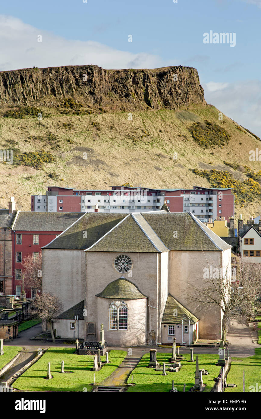 Canongate Kirk a 17th-century Presbyterian church with Arthur's Seat as a backdrop, Edinburgh, Scotland, UK Stock Photo