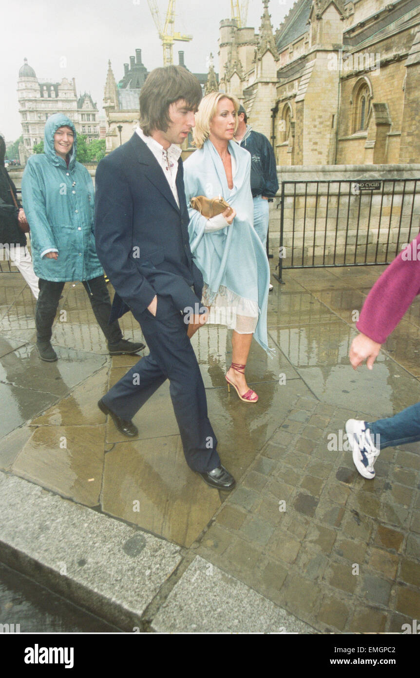 Sean Pertwee wedding. Guests arriving at the church. Noel Gallagher and Meg Matthews. Stock Photo
