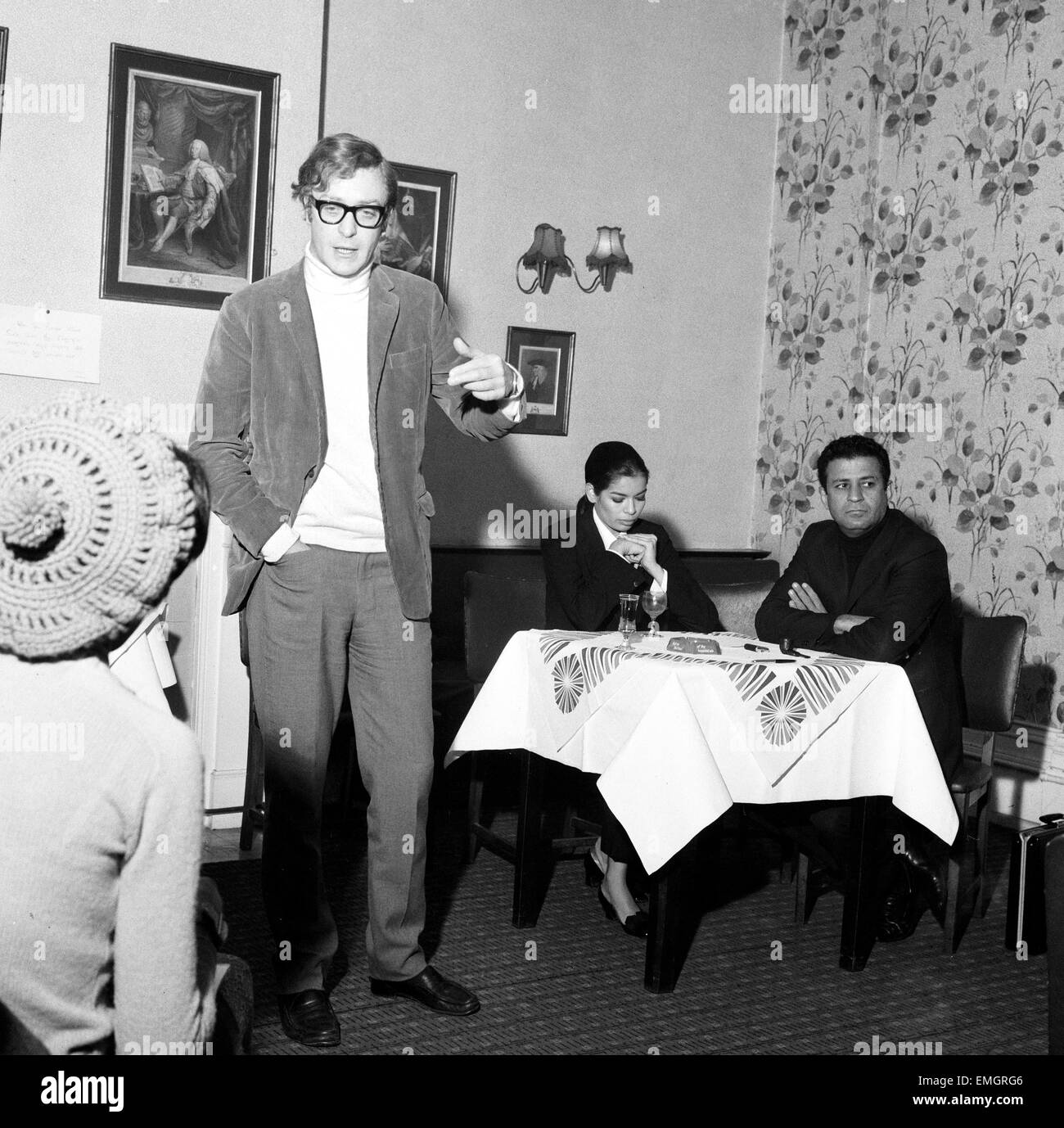 Biafra Christmas Ship Fund. Michael Caine answers questions with Political graduate Bianca De Macias and Israeli Peace Pilot Abie Nathan in the background. 4th December 1968. Stock Photo