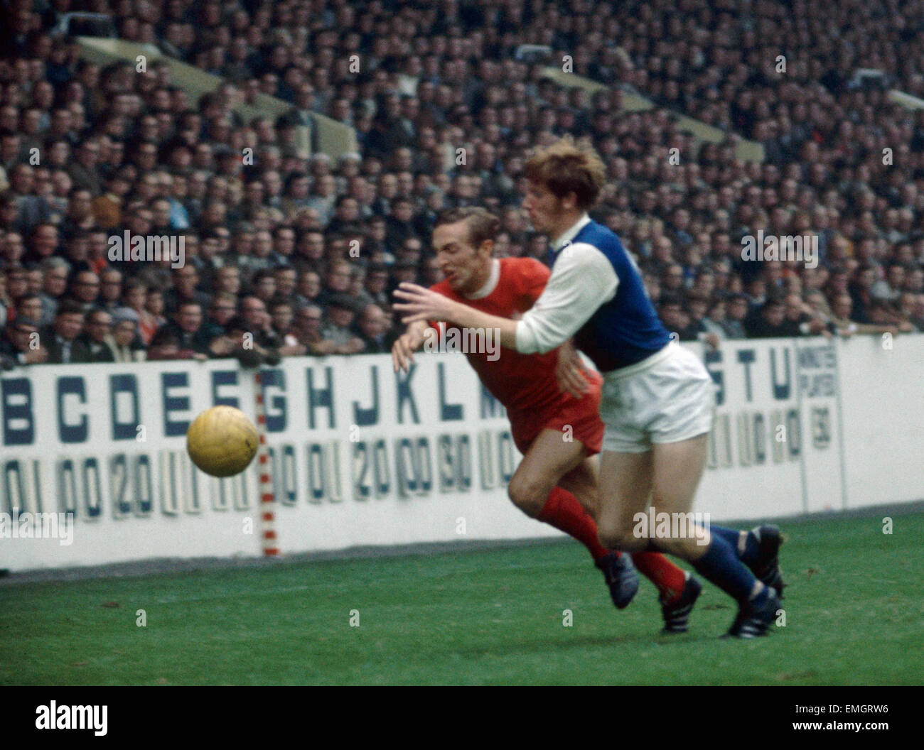 English League Division One match at Hillsborough. Sheffield Wednesday 1 v Liverpool 1. Wedneday's Sam Ellis battles Peter Thompson of Liverpool for the ball. 30th August 1969. Stock Photo