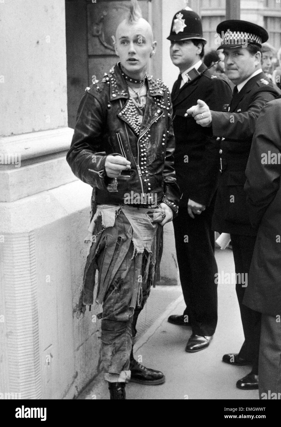 Stop the City demonstration. Policemen direct a punk demonstrator where to go outside the Bank of England. 27th September 1984 Stock Photo