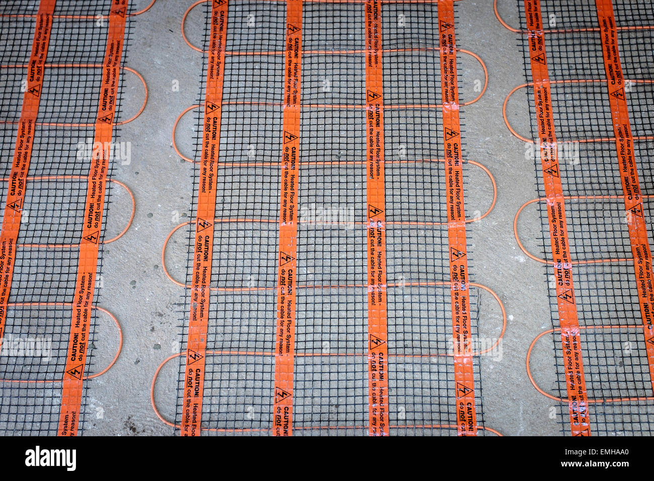 Underfloor heating mat installation; Meshed support and heating cables