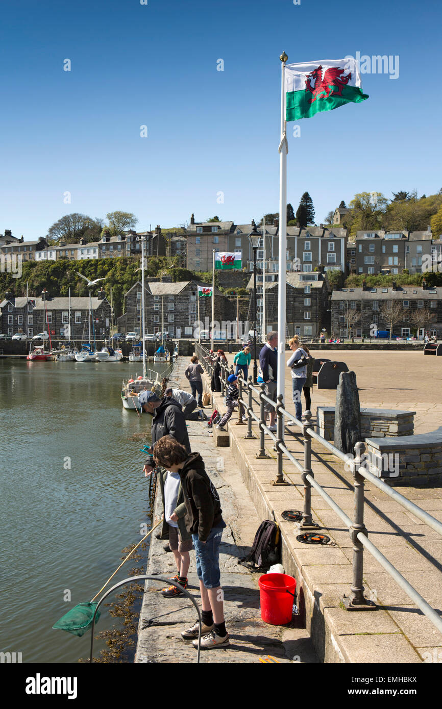 UK, Wales, Gwynedd, Porthmadog, families fishing for crabs on the old slate harbour quay Stock Photo