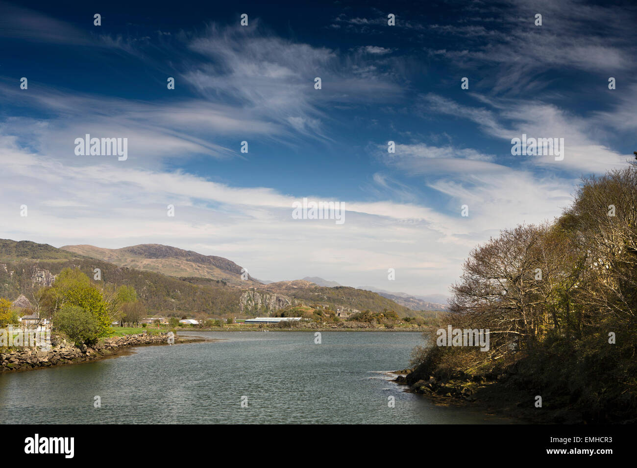 UK, Wales, Gwynedd, Porthmadog, Glaslyn Estuary, view towards Snowdonia