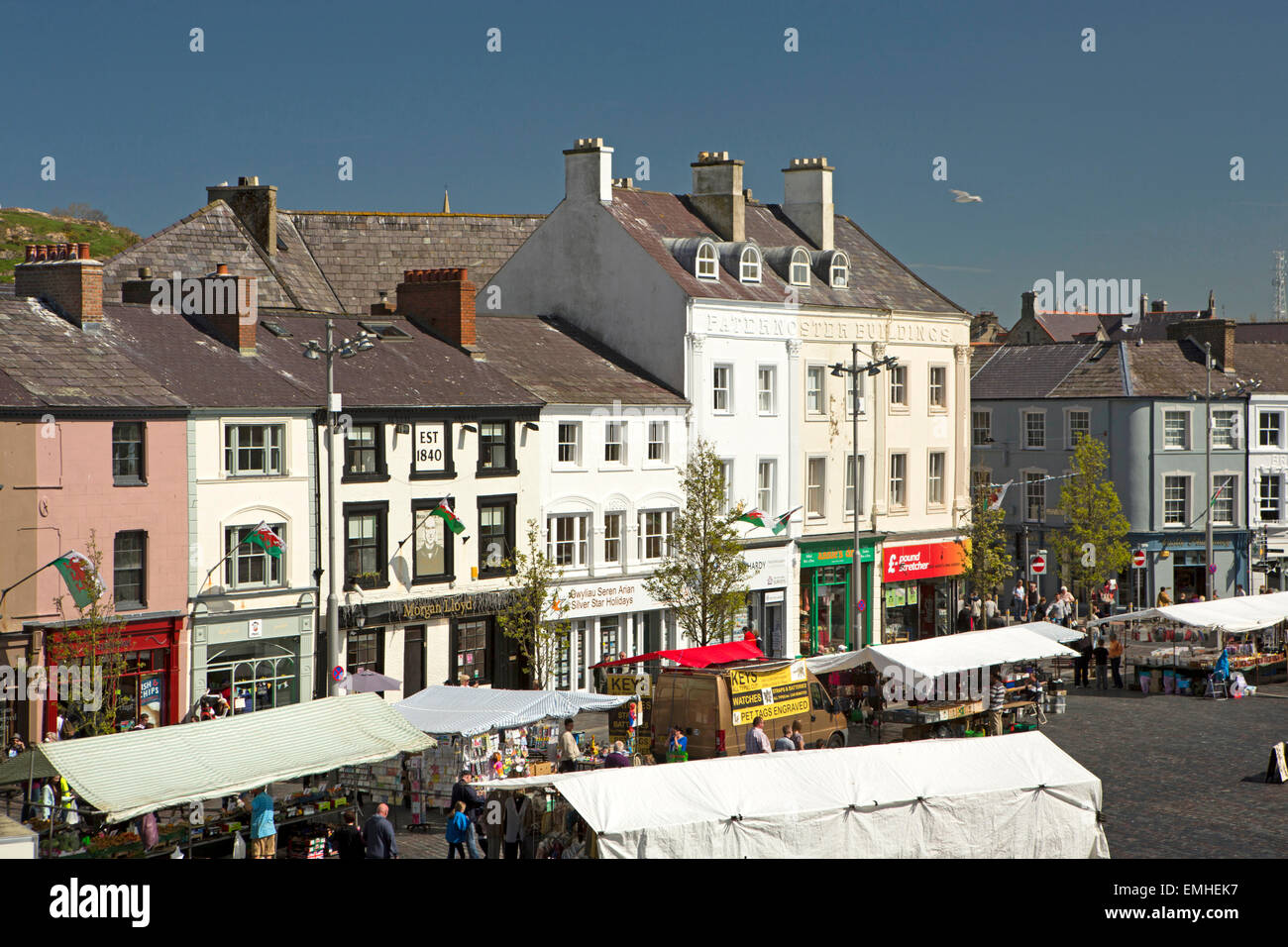 UK, Wales, Gwynedd, Caernarfon, elevated view of Y Maes, with market in progress Stock Photo