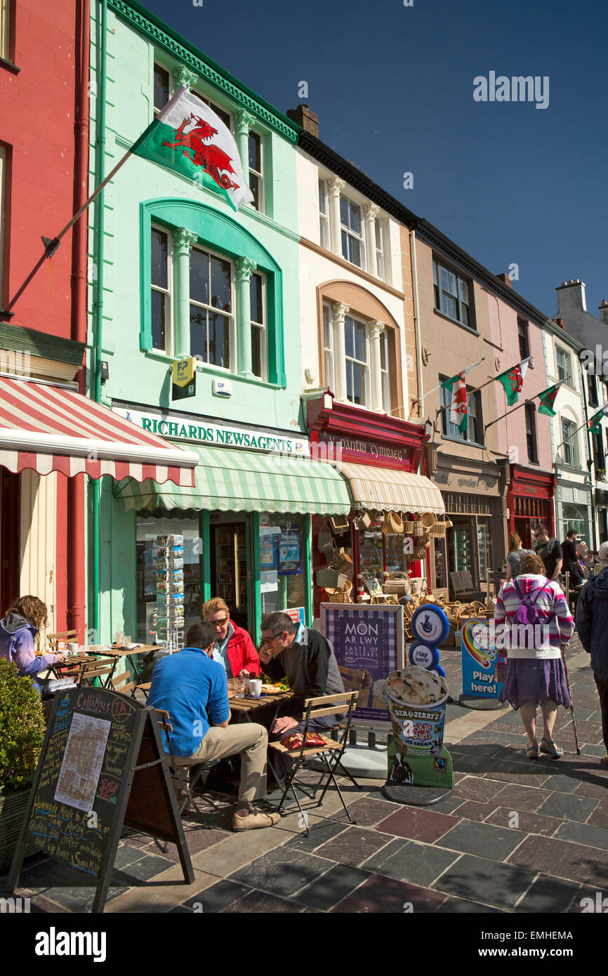 UK, Wales, Gwynedd, Caernarfon, Y Maes, colourfully painted shops with market in progress Stock Photo
