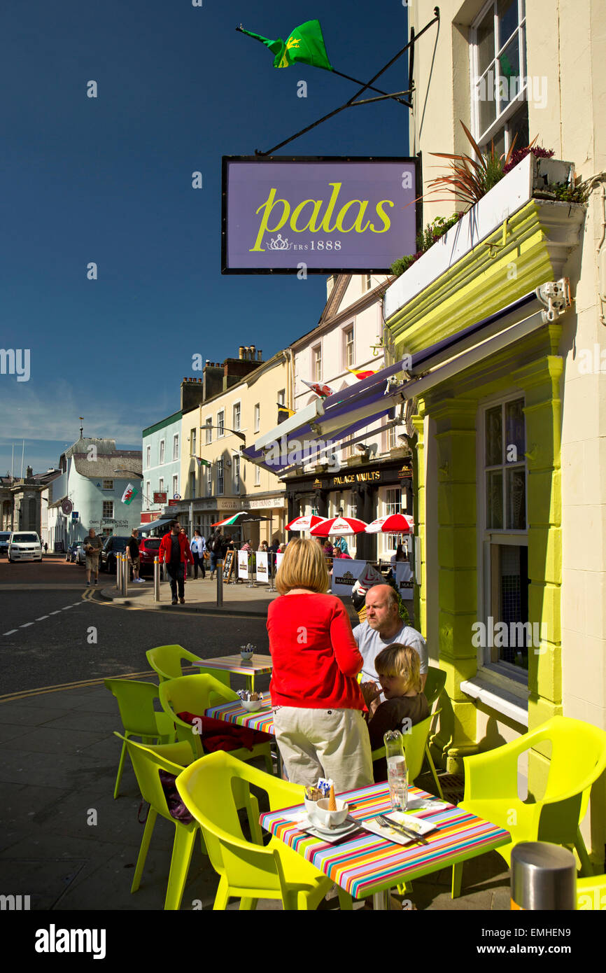 Shops in caernarfon town centre hires stock photography and images Alamy