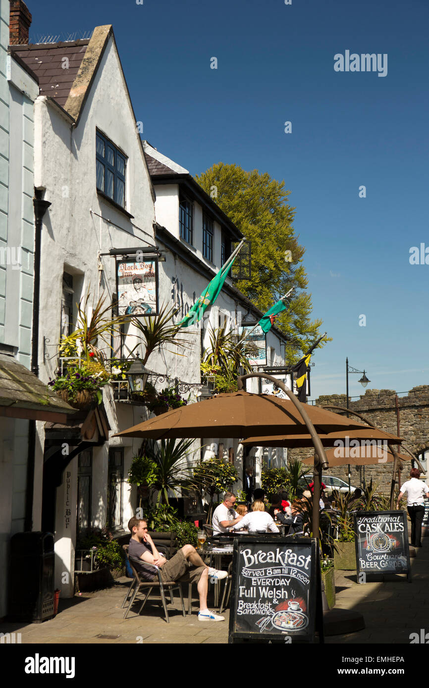 UK, Wales, Gwynedd, Caernarfon, Northgate Street, customers in sun outside Black Boy Inn Stock Photo