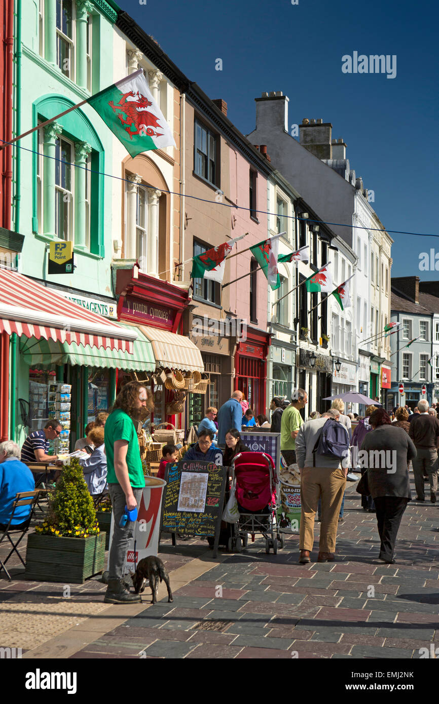 UK, Wales, Gwynedd, Caernarfon, Y Maes, colourfully painted shops with market in progress Stock Photo