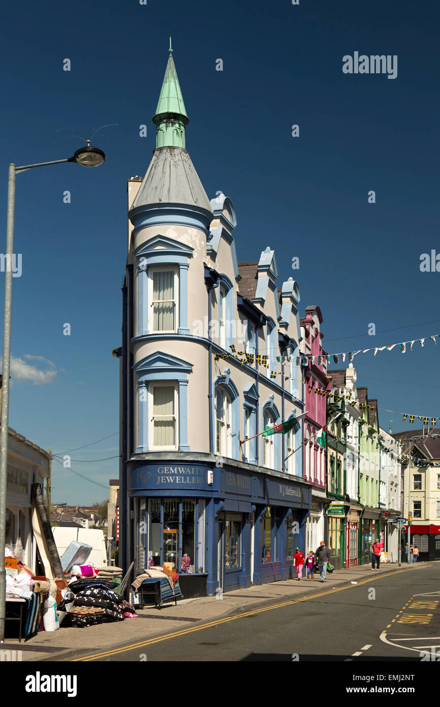 UK, Wales, Gwynedd, Caernarfon, Bridge Street, Matthews Jewellers in triangular building Stock Photo