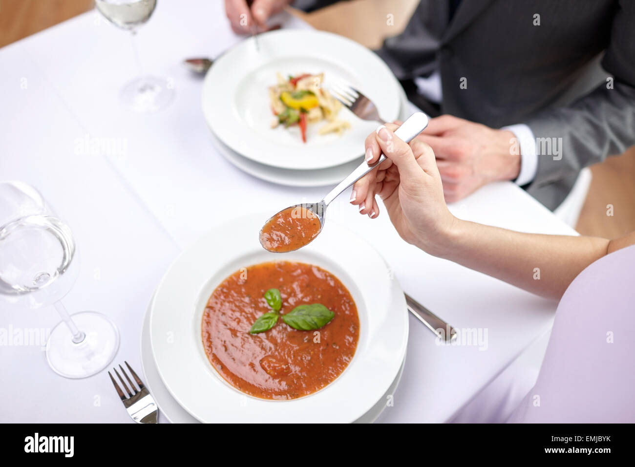 Тарелка с ложкой. Тарелка супа в руках. Правило по этикету кушать. Как правильно ложкой есть суп по этикету. Аккуратно кушай рисунки.