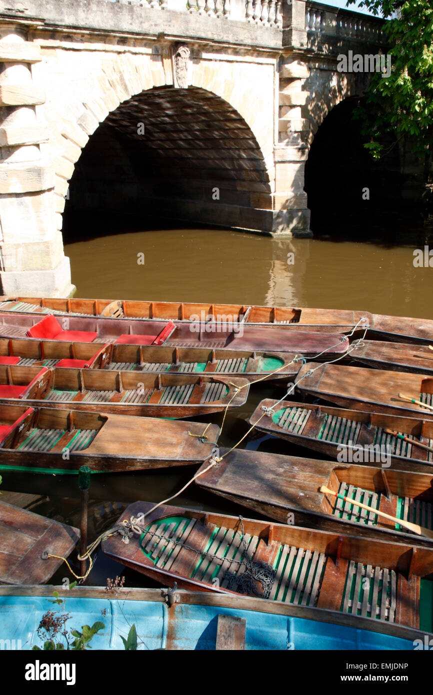 Punts moored up on the river Cherwell at Magdalen bridge in the city of Oxford, England Stock Photo