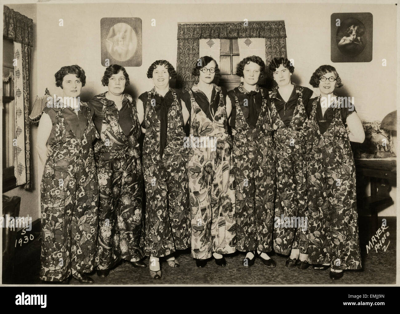 Portrait of Group of Women in Similar Floral Jumpsuits, Milwaukee, Wisconsin, USA, circa 1930 Stock Photo - Alamy Portrait of Group of Women in Similar Floral Jumpsuits, Milwaukee, Wisconsin, USA, circa 1930 Stock Photo - Alamy
