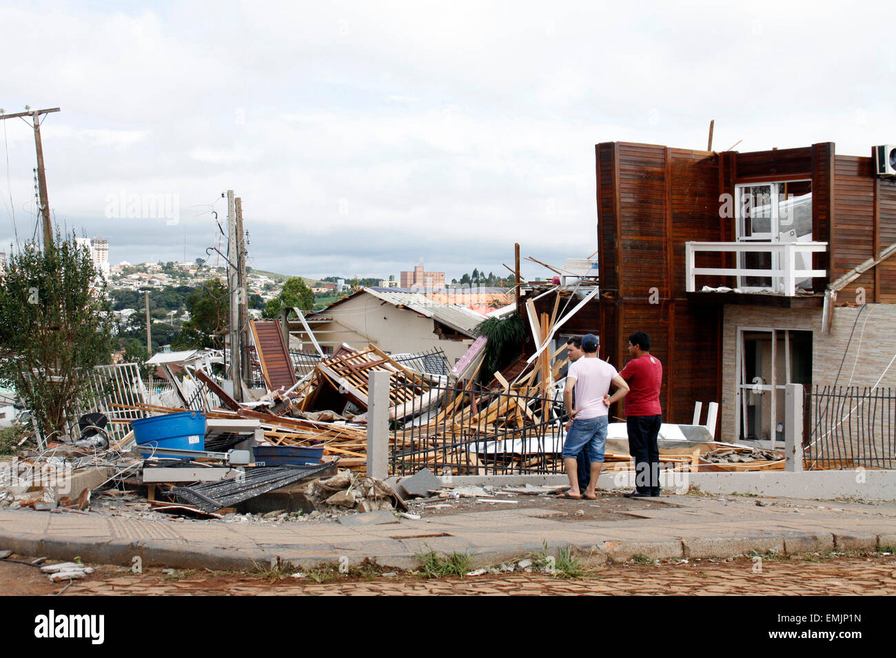 Xanxere, Brazil. 21st Apr, 2015. People watch the debris of a house that was destroyed due to the passing of a tornado in Xanxere municipality, Santa Catarina state, Brazil, on April 21, 2015. Credit:  Rodrigo Vargas/Raw Image/AGENCIA ESTADO/Xinhua/Alamy Live News Stock Photo