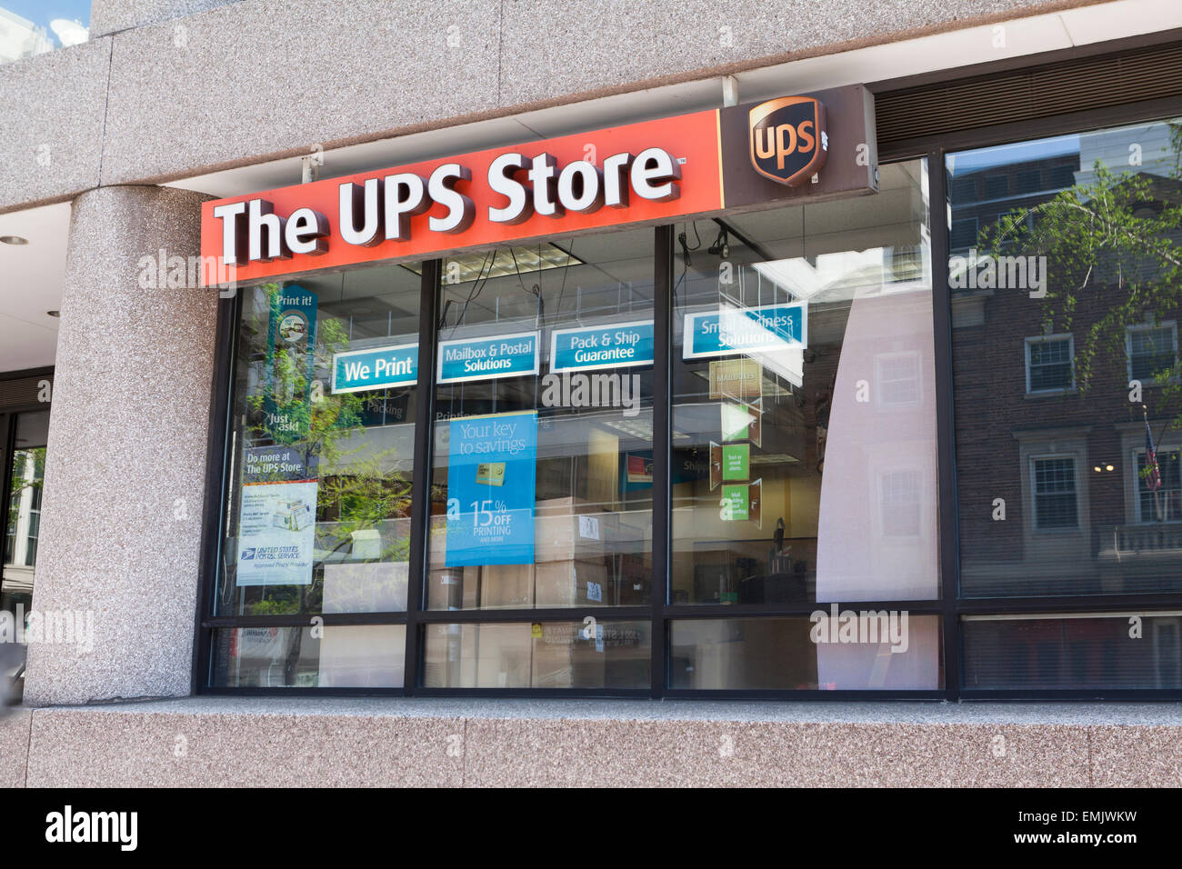 Ups store sign hires stock photography and images Alamy