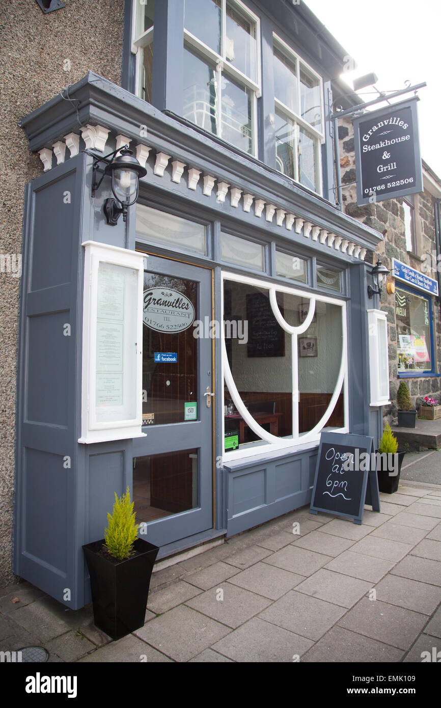 Freshly painted bistro restaurant on Criccieth High Street with original Victorian shop front and ornate window Stock Photo