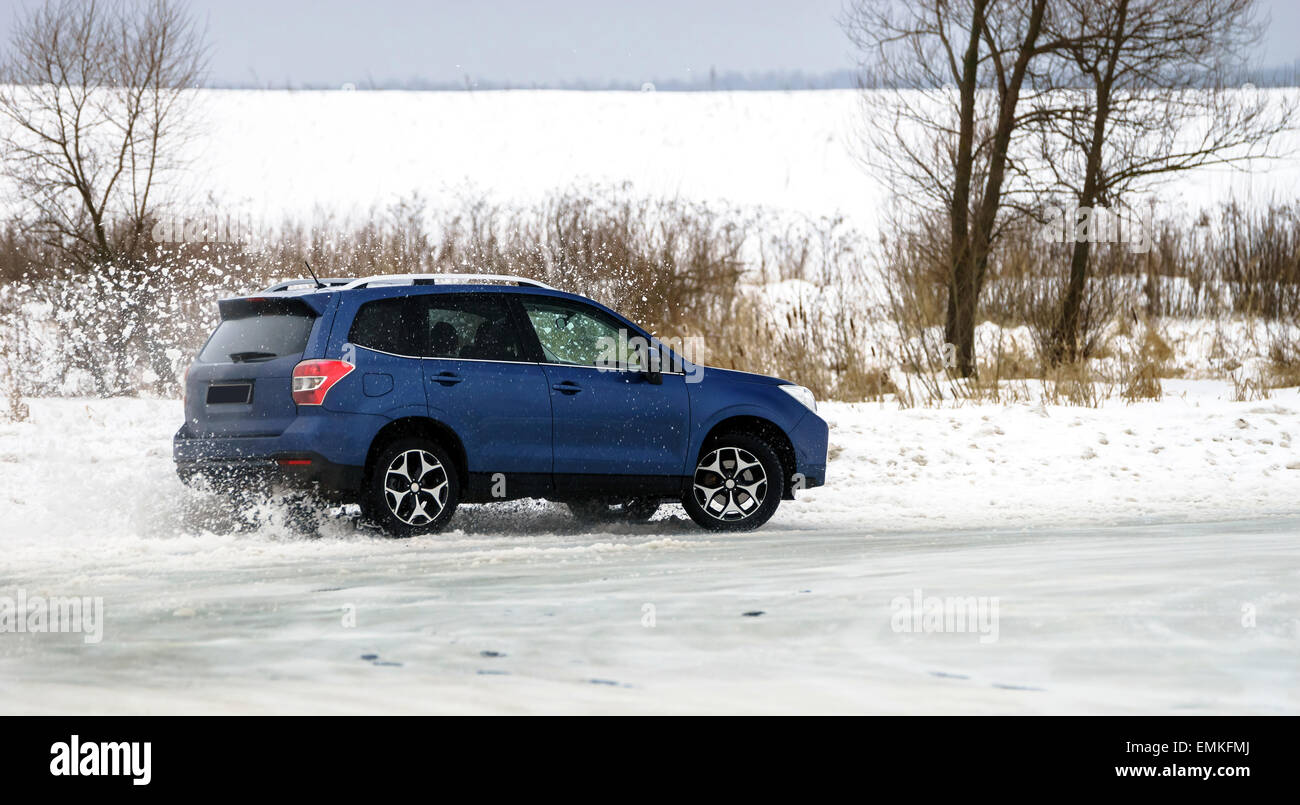 Car sliding on ice hires stock photography and images Alamy
