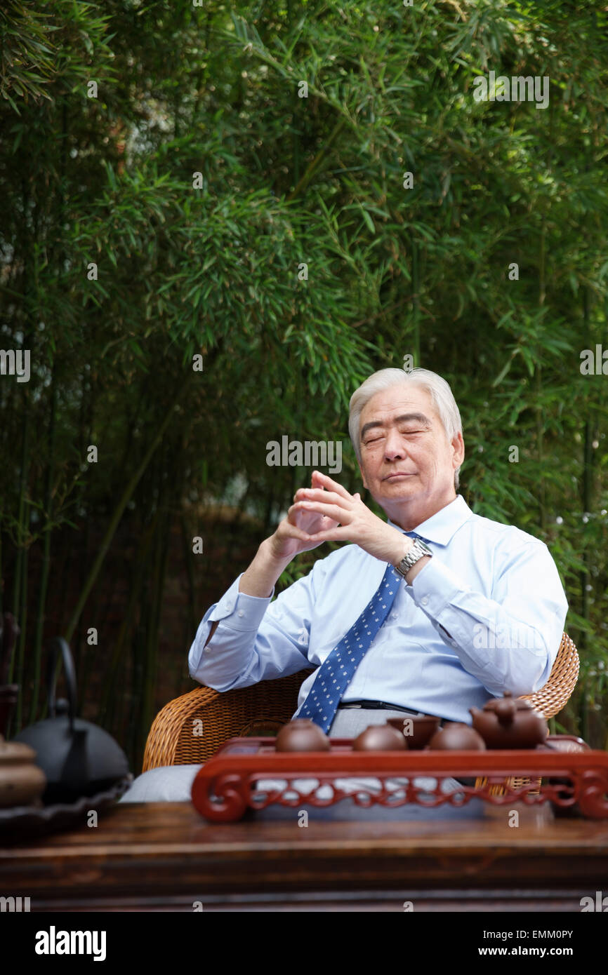 Eyes closed old man hi-res stock photography and images - Alamy