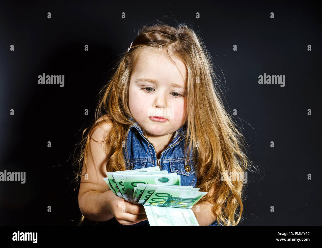 Мама тратить деньги на. Маленькая девочка с деньгами. Девочка маленькая с деньгами в руках. Фотосессия с деньгами дети. Евро девочки.