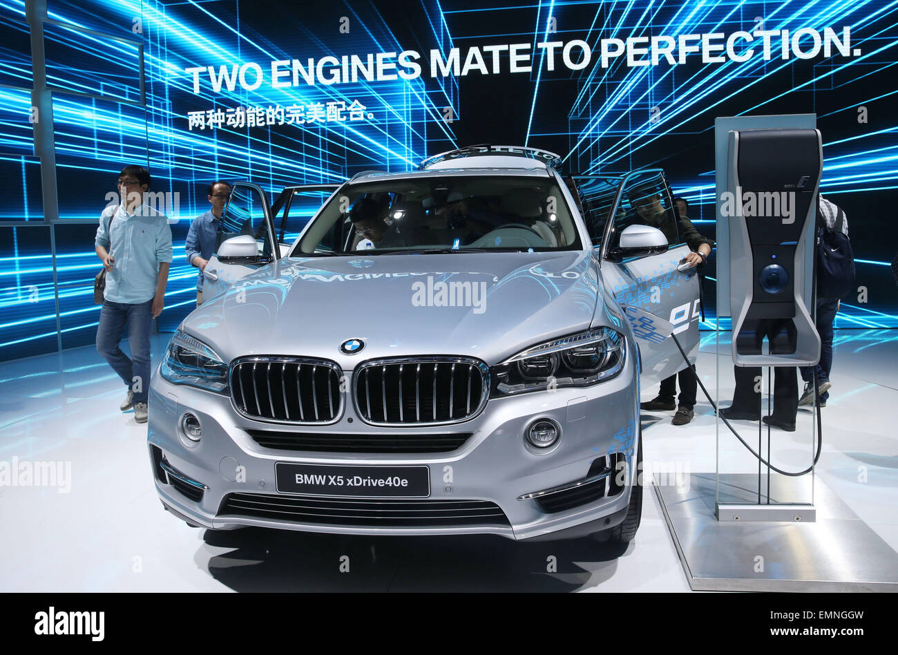 Shanghai, China. 22nd Apr, 2015. A BMW X5 xDrive40e hybrid car is displayed at 2015 Shanghai International Automobile Industry Exhibition in Shanghai, China, April 22, 2015. A total of 1,343 complete vehicles were displayed, including 103 domestic and international new energy vehicles and 47 concept cars. Credit:  Pei Xin/Xinhua/Alamy Live News Stock Photo