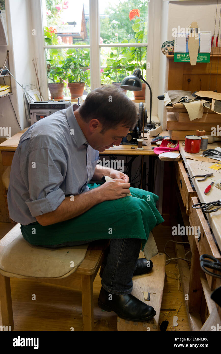 Lederhosenmacher bei der Herstellung einer händischen Auszier an einer Ausseer Lederhose, Bad Aussee, Steiermark, Salzkammergut, Stock Photo