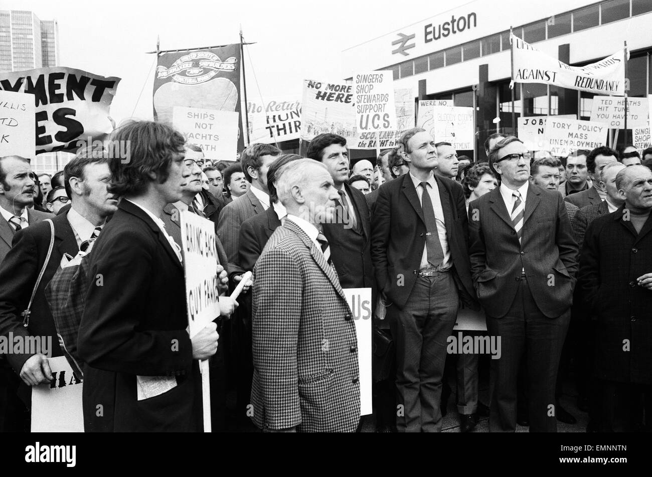 U.C.S workers march to No.10. James Reid and Tony Benn (centre frame) surrounded by U.C.S representatives at Euston Station. 16th June 1971. Stock Photo