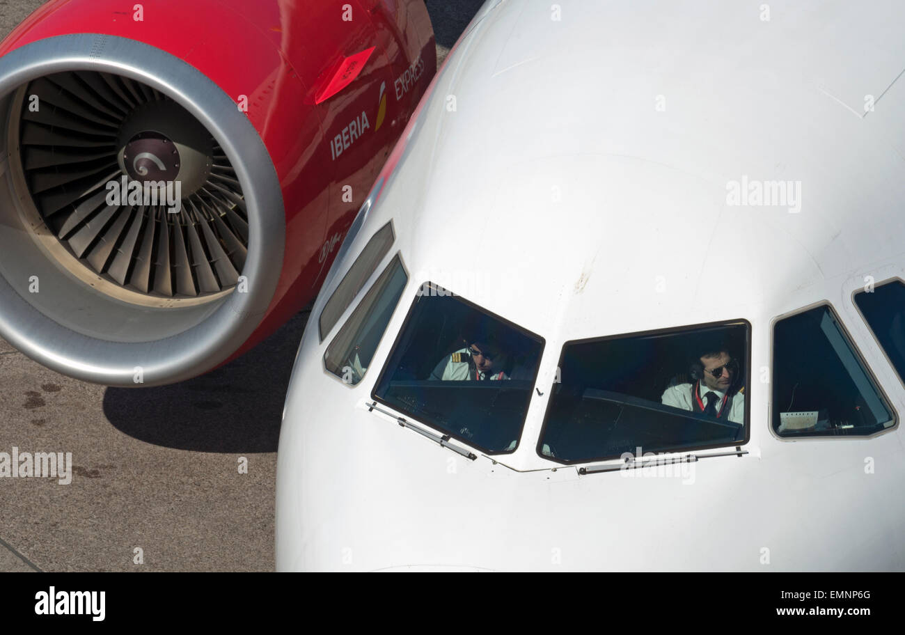 Cockpit d'un Airbus A320 de Flight Simulator qui est utilisé pour la  formation des pilotes de ligne professionnels Photo Stock - Alamy