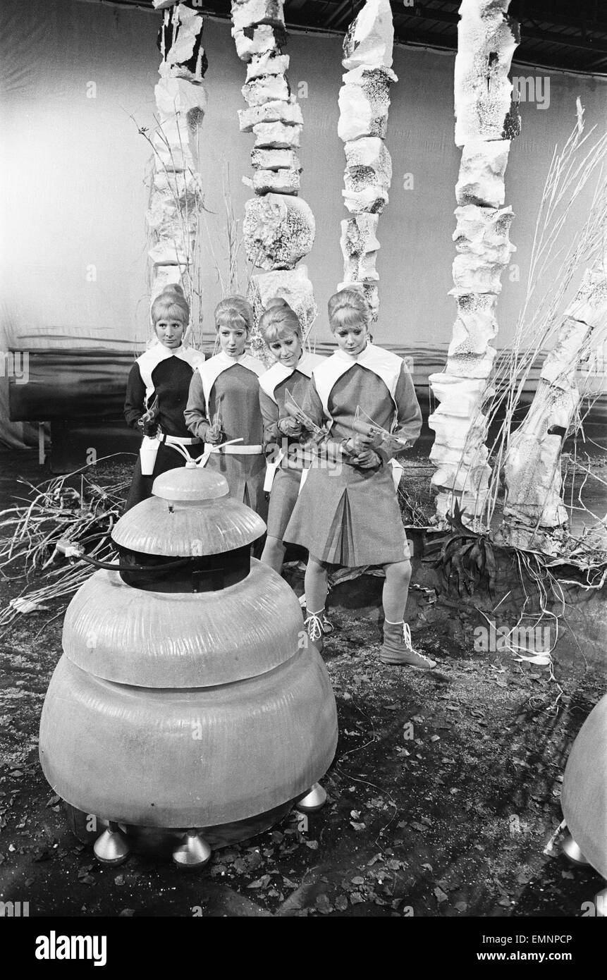 Filming Dr Who. The Drahvins from the planet Drahva in Galaxy Four. 1965. Stock Photo