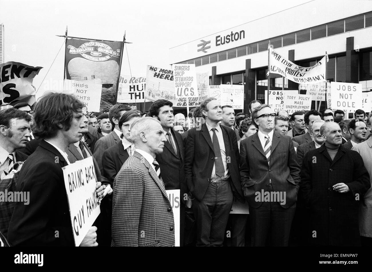 U.C.S workers march to No.10. James Reid and Tony Benn (centre frame) surrounded by U.C.S representatives at Euston Station. 16th June 1971. Stock Photo