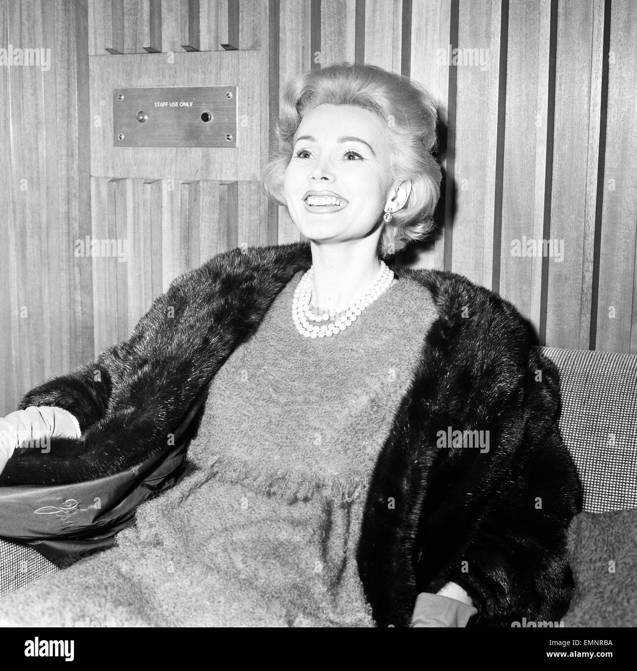 arabisk af kemikalier Actress Zsa Zsa Gabor arrives at London Heathrow Airport, Friday November  14th 1958 Stock Photo - Alamy