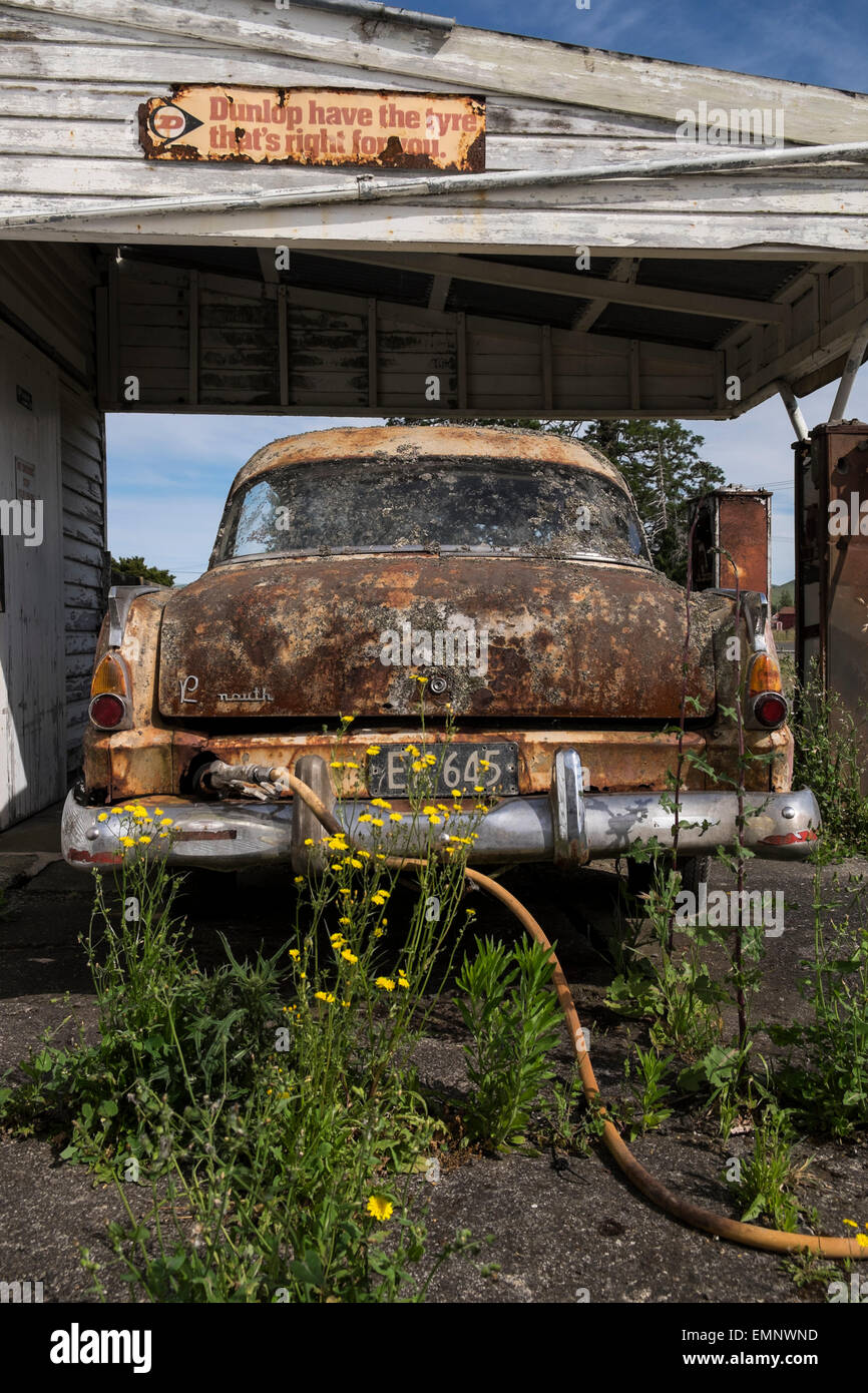 Rotting car hi-res stock photography and images - Alamy