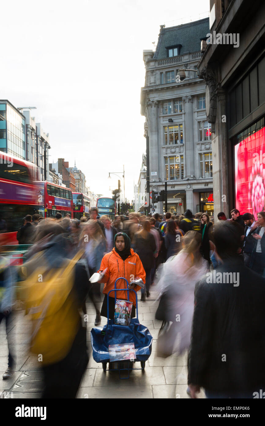 London, UK. 22nd April, 2015. UK Weather: Shortlist distributor in a sea of people at Oxford Circus. Credit:  Dave Stevenson/Alamy Live News Stock Photo