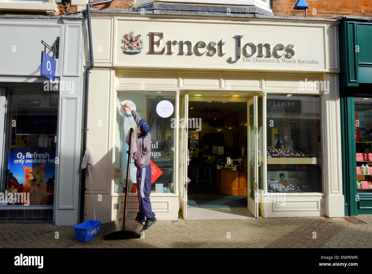 Ernest Jones shop with window cleaner in Bedford Stock Photo