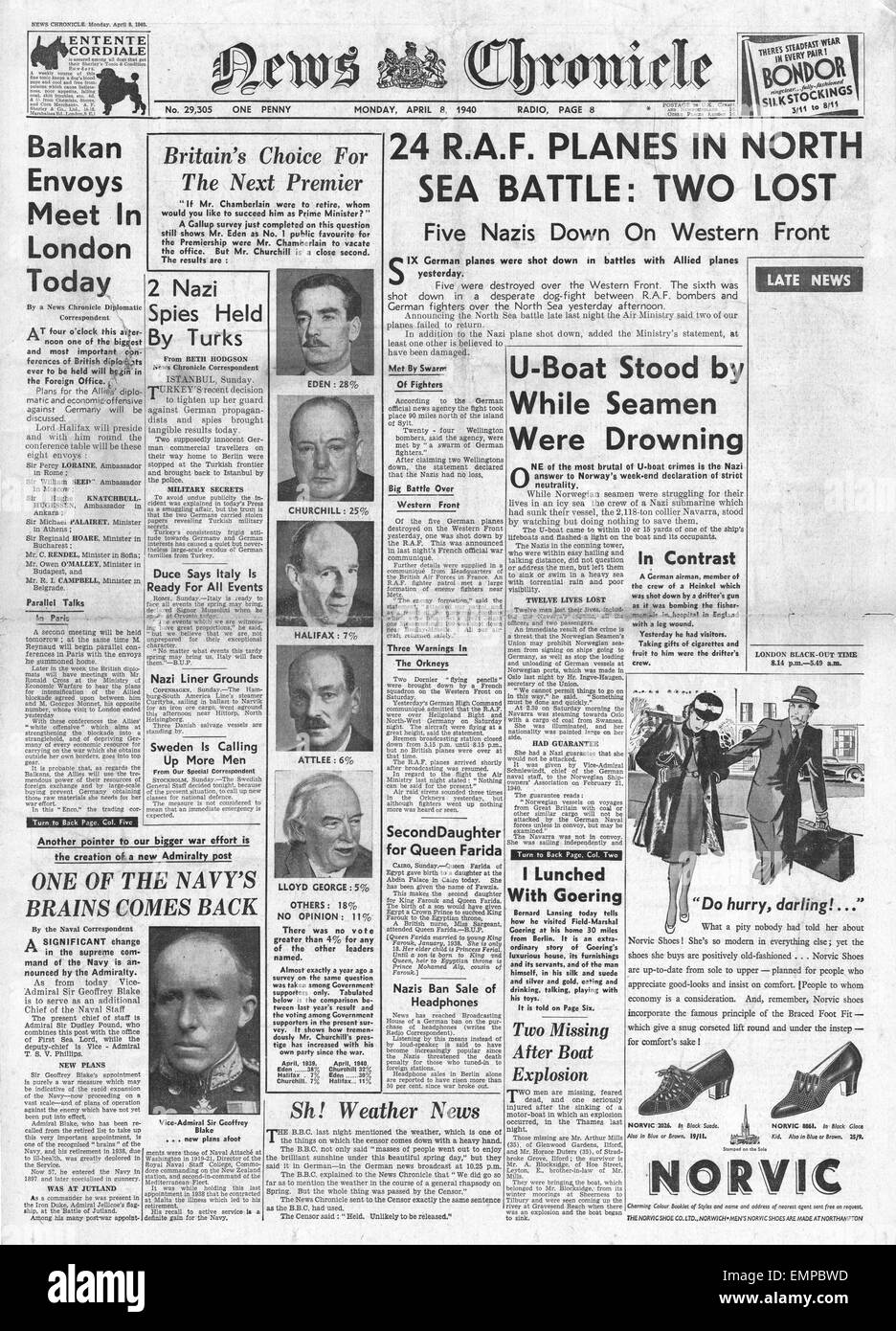1940 front page News Chronicle RAF battles the Luftwaffe over the North Sea Stock Photo