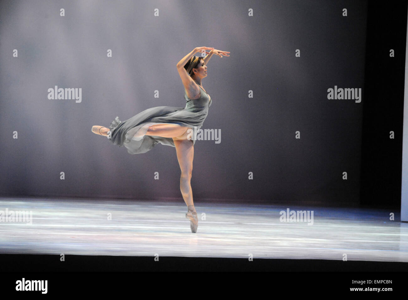 London Uk 22nd Apr 15 Lucien Postlewaite As Romeo And Noelani Stock Photo Alamy