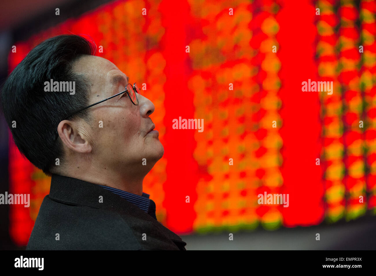 Nanjing, China's Jiangsu Province. 23rd Apr, 2015. An investor looks at the screen at a stock trading hall in Nanjing, capital of east China's Jiangsu Province, April 23, 2015. Chinese shares ended mixed on Thursday, with the benchmark Shanghai Composite Index up 0.36 percent, or 16.01 points, to finish at 4,414.51 points. The Shenzhen Component Index lost 0.04 percent, or 5.92 points, to close at 14,743.22 points. Credit:  Su Yang/Xinhua/Alamy Live News Stock Photo