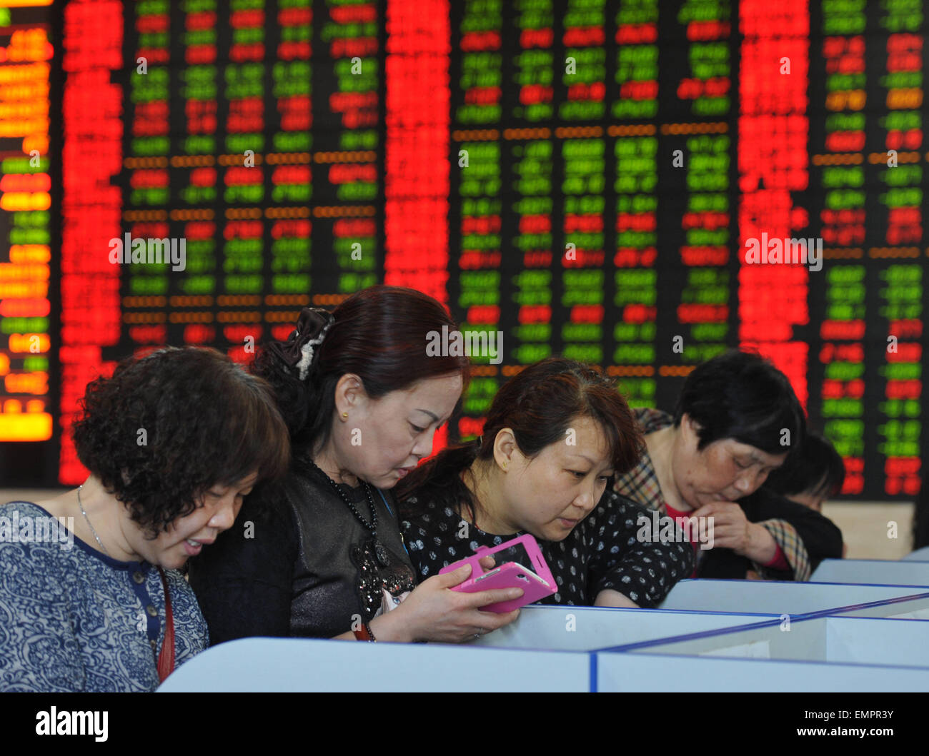 Fuyang. 23rd Apr, 2015. Investors are seen at a stock trading hall in Fuyang, east China's Anhui Province, April 23, 2015. Chinese shares ended mixed on Thursday, with the benchmark Shanghai Composite Index up 0.36 percent, or 16.01 points, to finish at 4,414.51 points. The Shenzhen Component Index lost 0.04 percent, or 5.92 points, to close at 14,743.22 points. Credit:  Xinhua/Alamy Live News Stock Photo