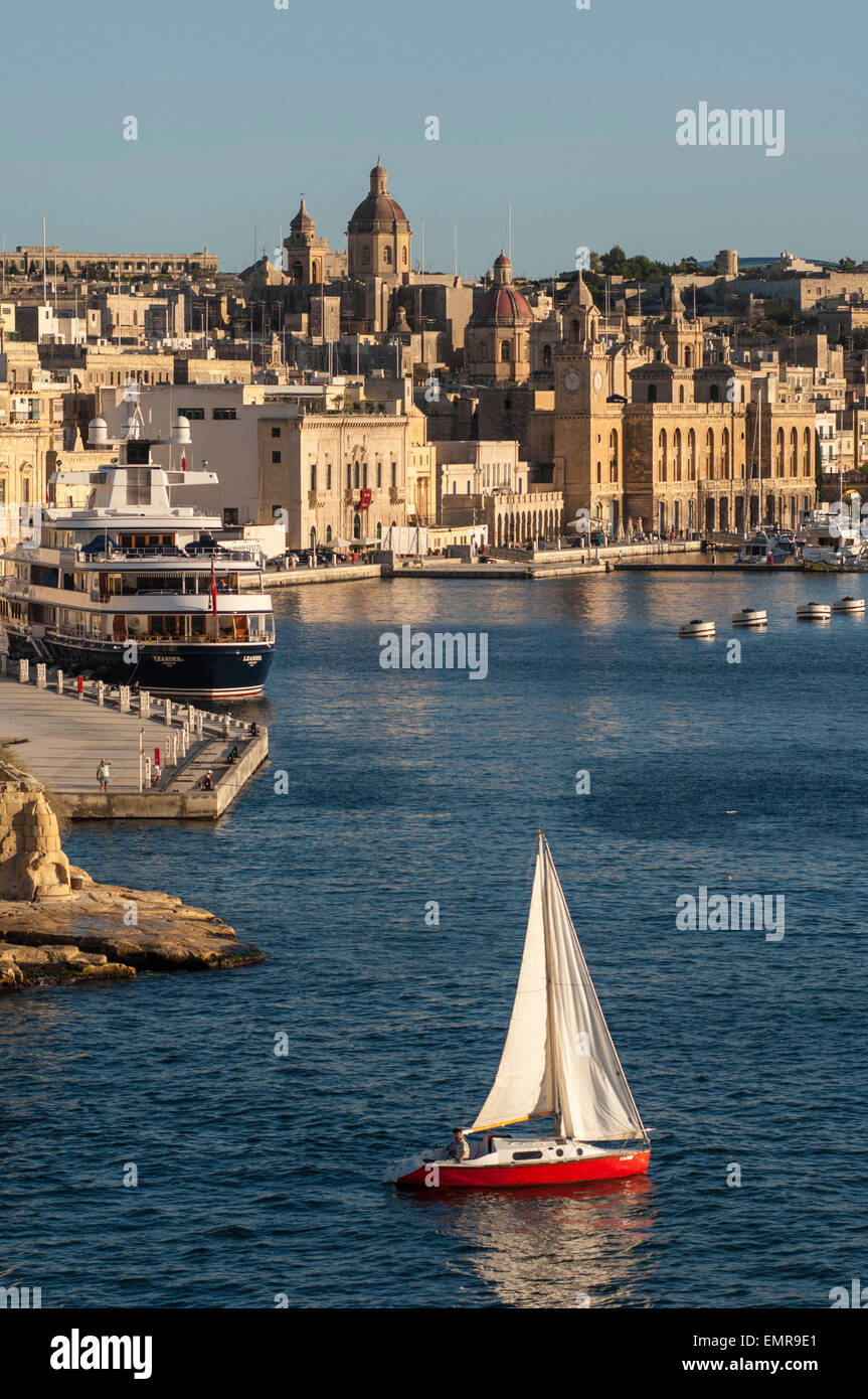 valletta-malta-31st-october-2006-the-grand-harbour-stock-photo-alamy