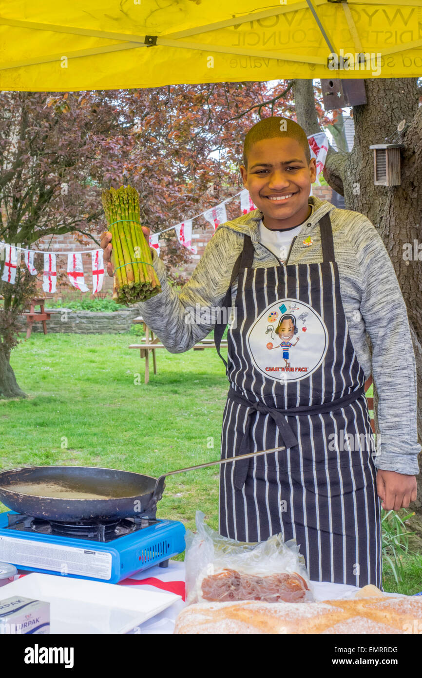 Evesham, UK. 23rd Apr, 2015. Californian celebrity chef Chase Bailey cooks up some tasty asparagus at the UK Asparagus Festival in the Vale of Evesham, Worcestershire, UK on Thursday  23rd April 2015 Credit:  Ian Thwaites/Alamy Live News Stock Photo