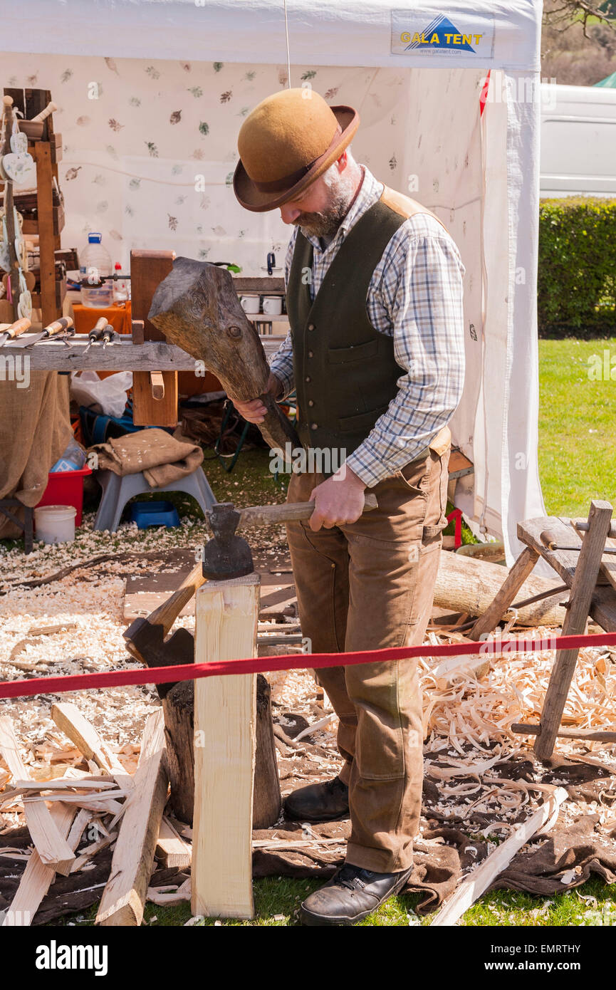 A man splitting logs at Framlingham Country Show in Framlingham , Suffolk , England , Britain , Uk Stock Photo