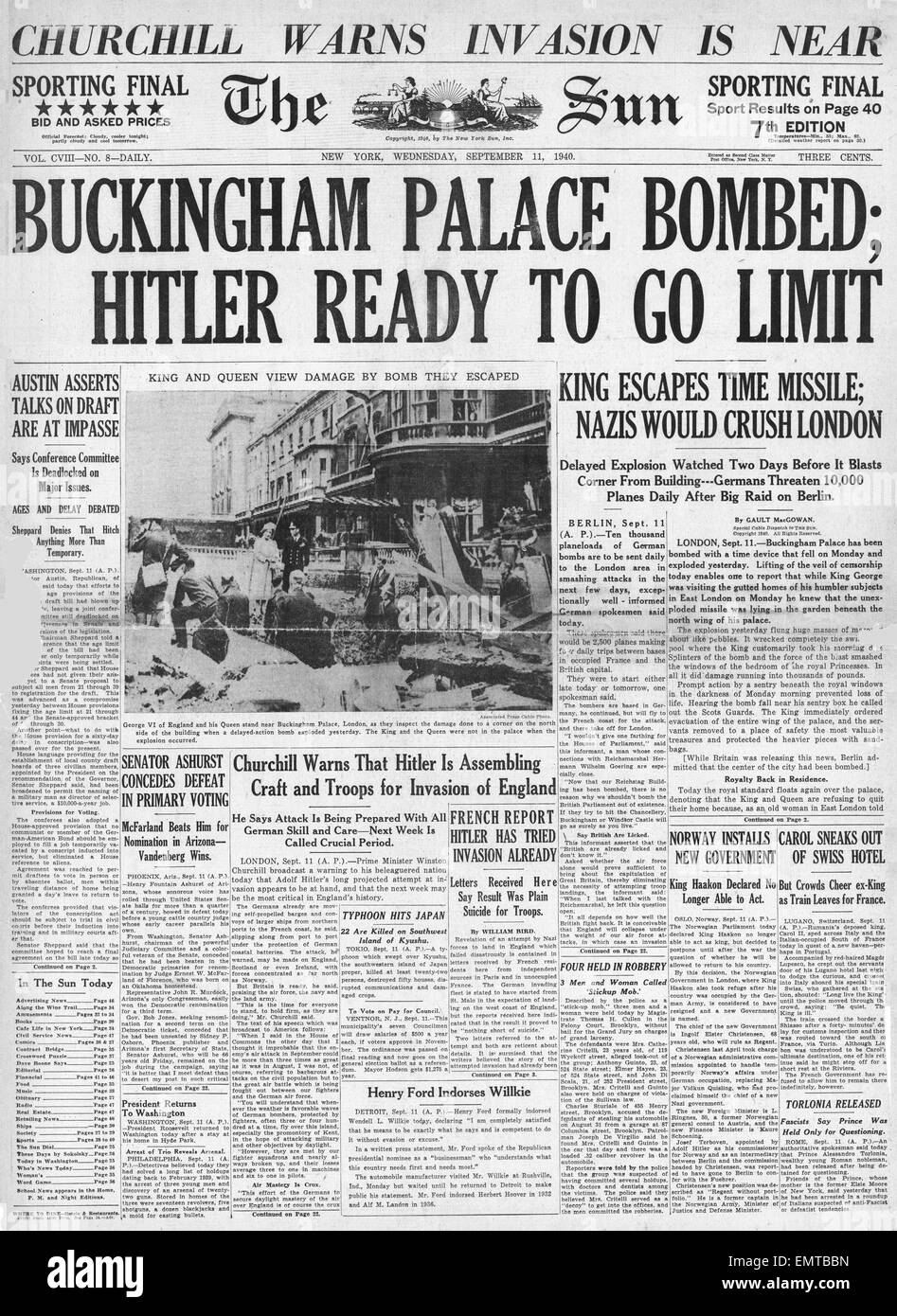 1940 front page The Sun (New York) Buckingham Palace Bombed Stock Photo