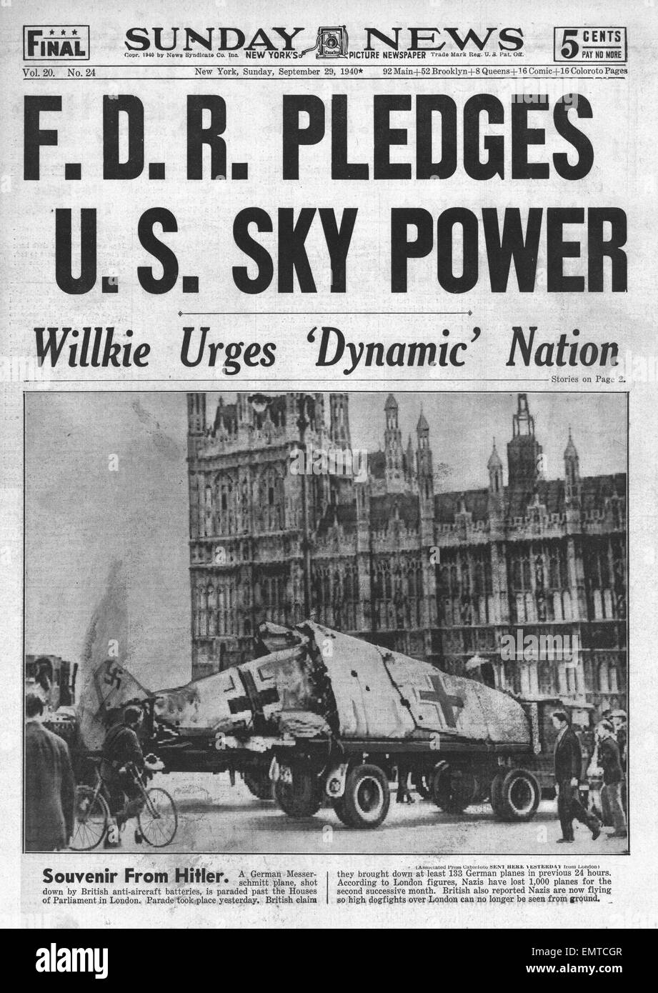 1940 front page Sunday News (New York) Roosevelt pledges American US Air Defences Stock Photo