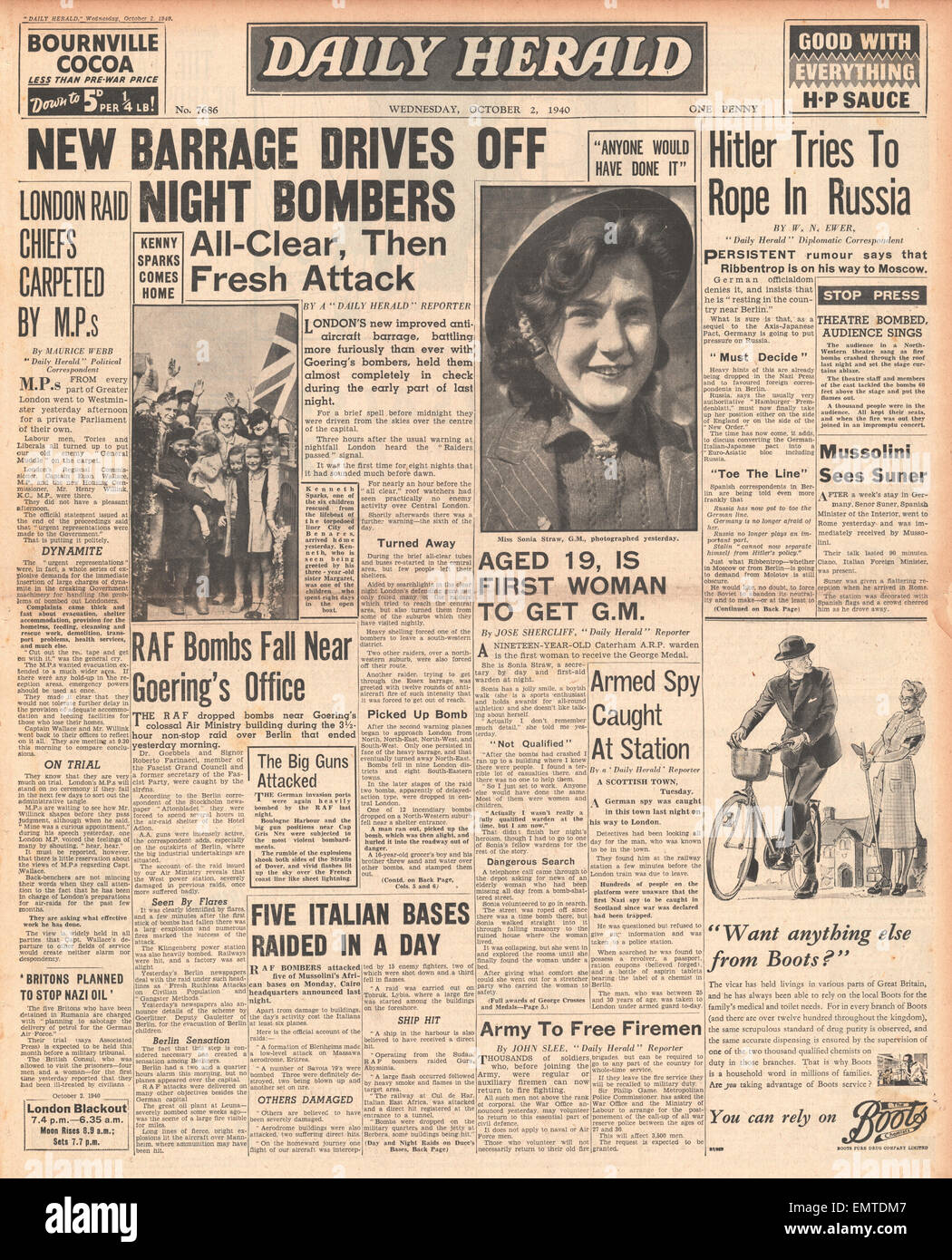 1940 front page Daily Herald Night bombers raid England ARP woman Sonia Straw wins the George Medal Stock Photo