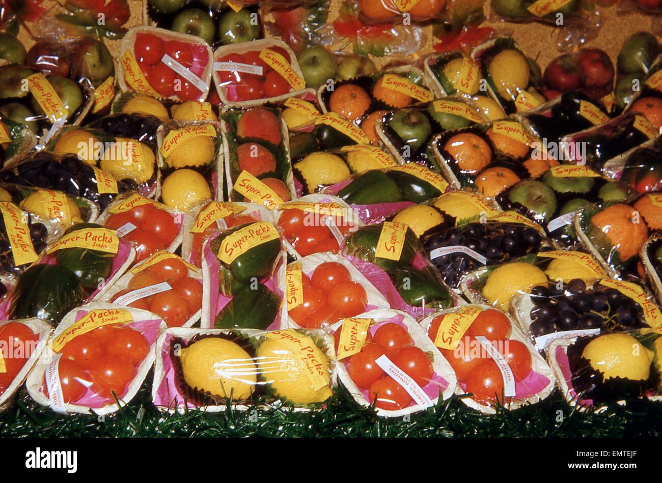 1959, historical, Empire imported packs of mixed fruit on display at a Royal show, Cambridge, Minear & Munday fruit specialists and holders of two Royal Warrants. Stock Photo