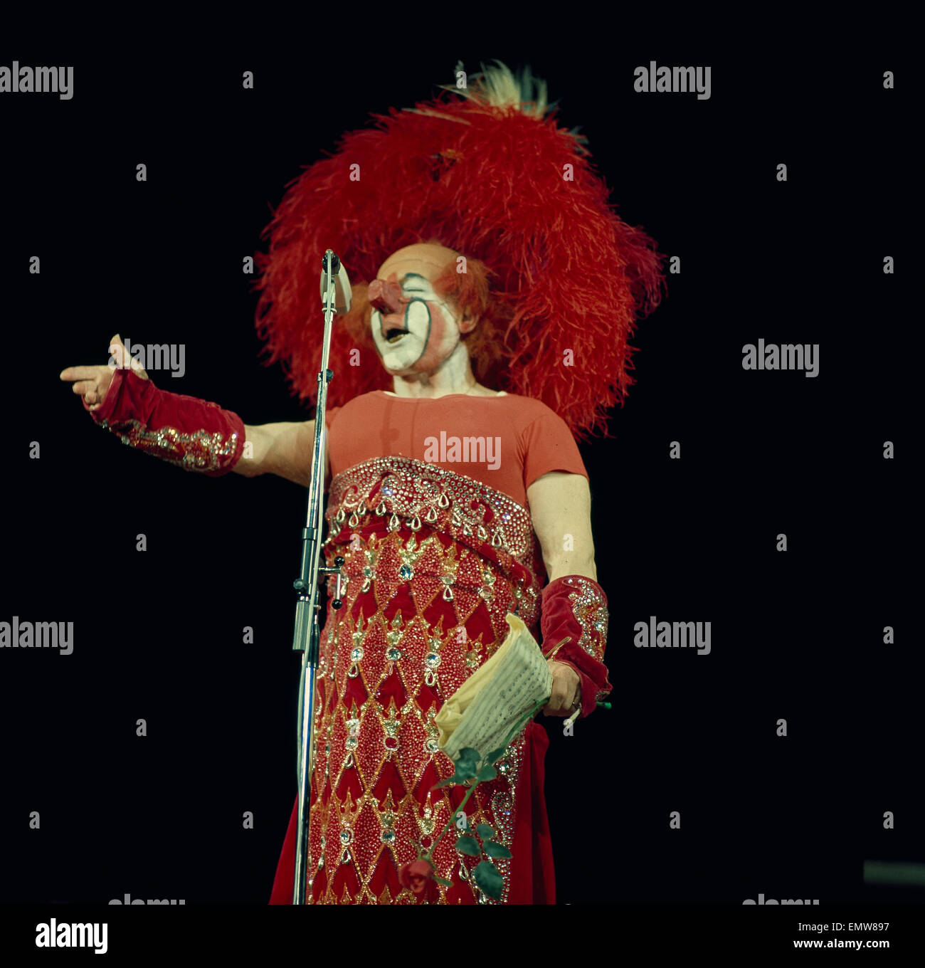 Charlie Rivel mit seiner berühmten Opernarie, Akrobat schön Stock Photo