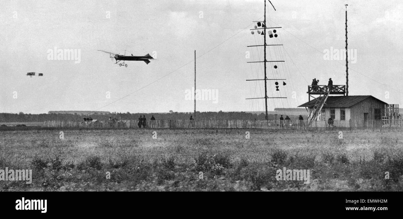 Arthur Charles Hubert Latham nearest the camera flying a Antoinette aeroplane against Louis Paulhan flying a biplane in the distance. 22nd August 1909. Competing at the Grande Semaine de l'Aviation de la Champagne at Reims, France, (first true internation Stock Photo
